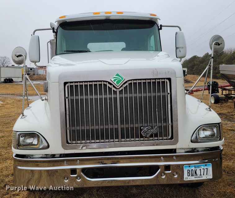 image for item DM8220 2007 International 9400i Eagle  truck cab and chassis