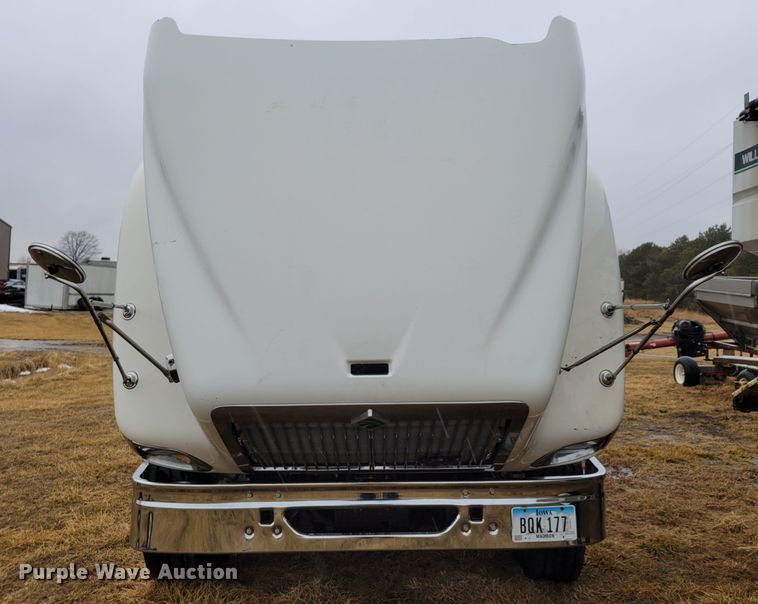 image for item DM8220 2007 International 9400i Eagle  truck cab and chassis