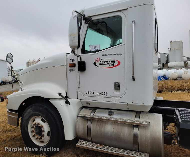 image for item DM8220 2007 International 9400i Eagle  truck cab and chassis