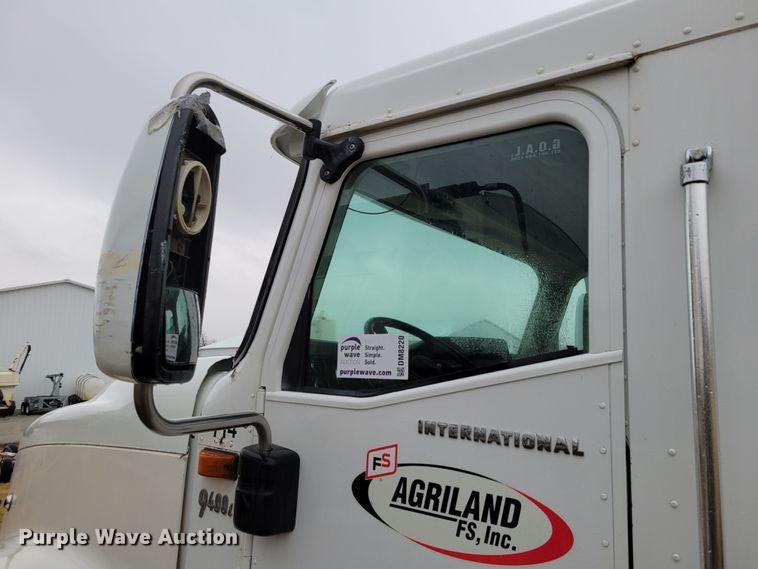 image for item DM8220 2007 International 9400i Eagle  truck cab and chassis