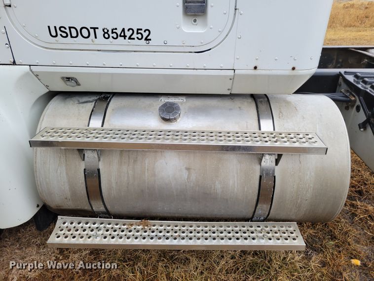 image for item DM8220 2007 International 9400i Eagle  truck cab and chassis