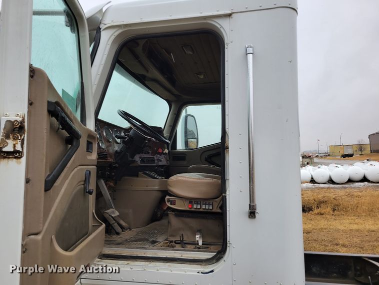 image for item DM8220 2007 International 9400i Eagle  truck cab and chassis