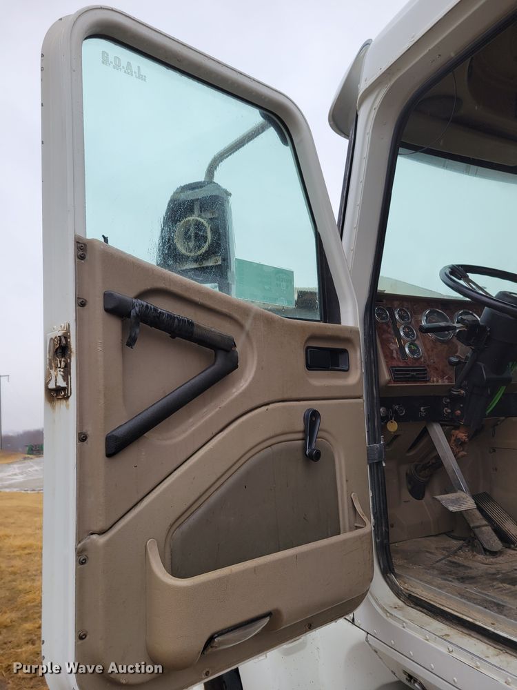 image for item DM8220 2007 International 9400i Eagle  truck cab and chassis