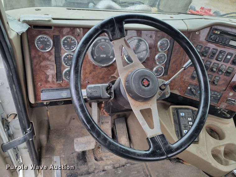 image for item DM8220 2007 International 9400i Eagle  truck cab and chassis