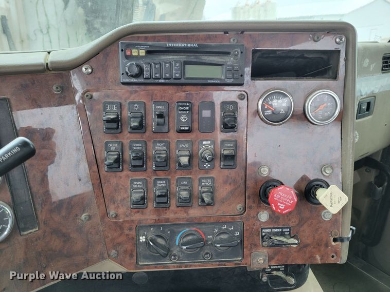 image for item DM8220 2007 International 9400i Eagle  truck cab and chassis