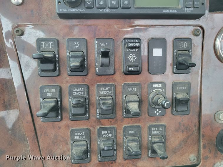 image for item DM8220 2007 International 9400i Eagle  truck cab and chassis