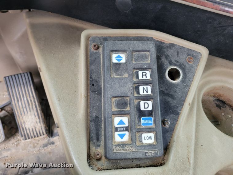 image for item DM8220 2007 International 9400i Eagle  truck cab and chassis