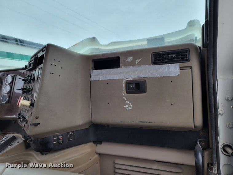 image for item DM8220 2007 International 9400i Eagle  truck cab and chassis