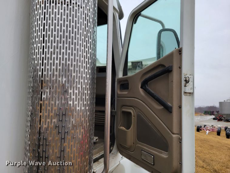 image for item DM8220 2007 International 9400i Eagle  truck cab and chassis