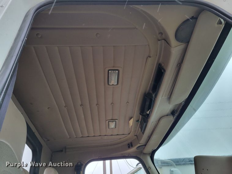 image for item DM8220 2007 International 9400i Eagle  truck cab and chassis