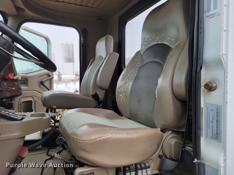 image for item DM8220 2007 International 9400i Eagle  truck cab and chassis