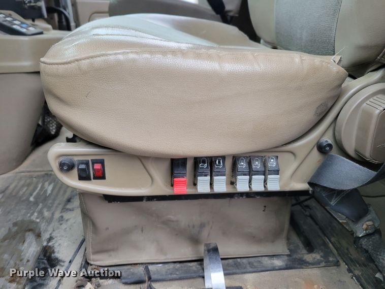 image for item DM8220 2007 International 9400i Eagle  truck cab and chassis