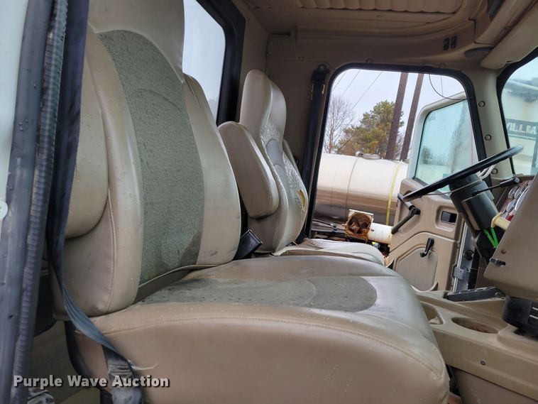 image for item DM8220 2007 International 9400i Eagle  truck cab and chassis