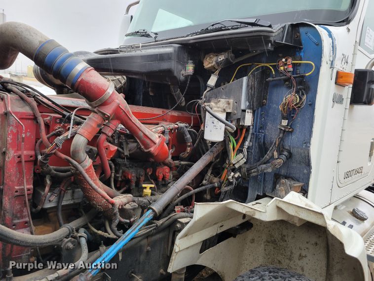 image for item DM8220 2007 International 9400i Eagle  truck cab and chassis