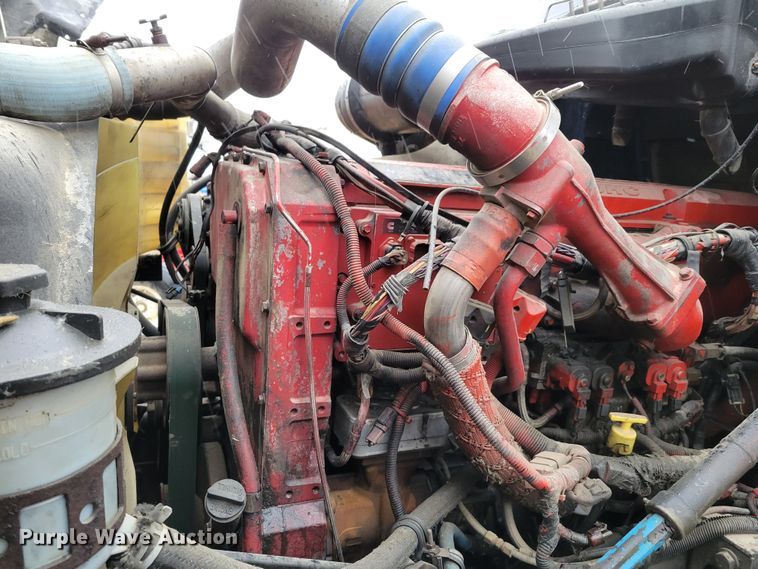 image for item DM8220 2007 International 9400i Eagle  truck cab and chassis