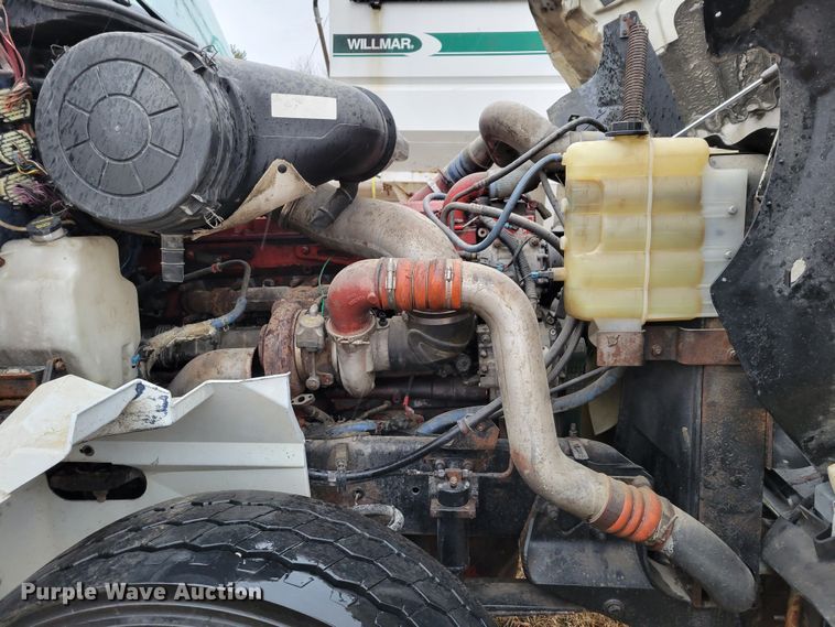 image for item DM8220 2007 International 9400i Eagle  truck cab and chassis