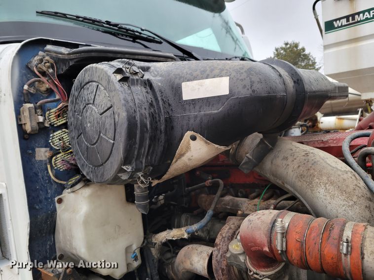 image for item DM8220 2007 International 9400i Eagle  truck cab and chassis