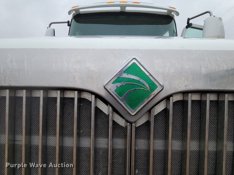 image for item DM8220 2007 International 9400i Eagle  truck cab and chassis