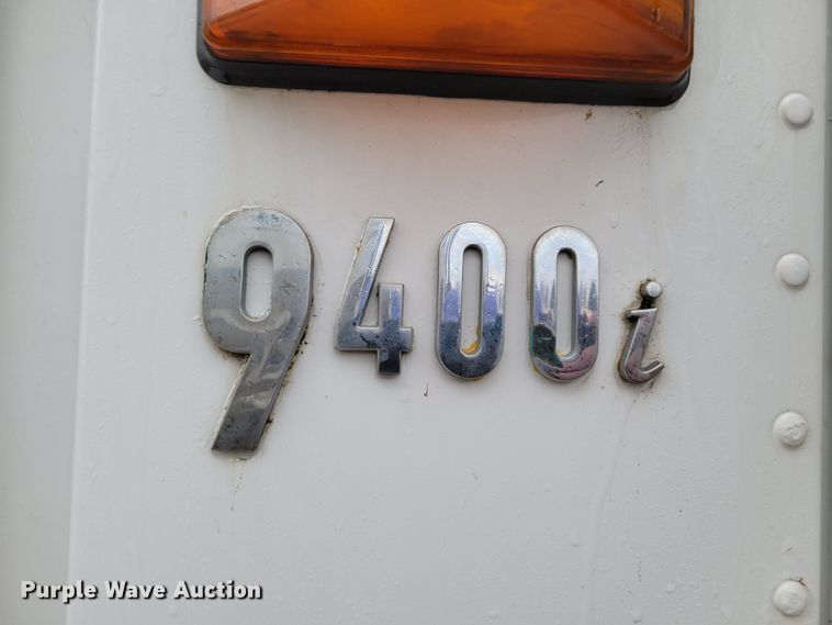 image for item DM8220 2007 International 9400i Eagle  truck cab and chassis