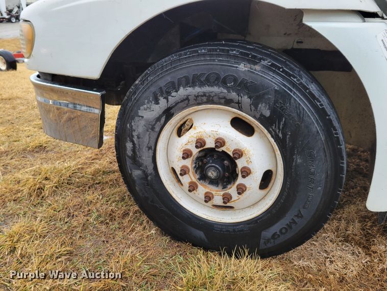 image for item DM8220 2007 International 9400i Eagle  truck cab and chassis