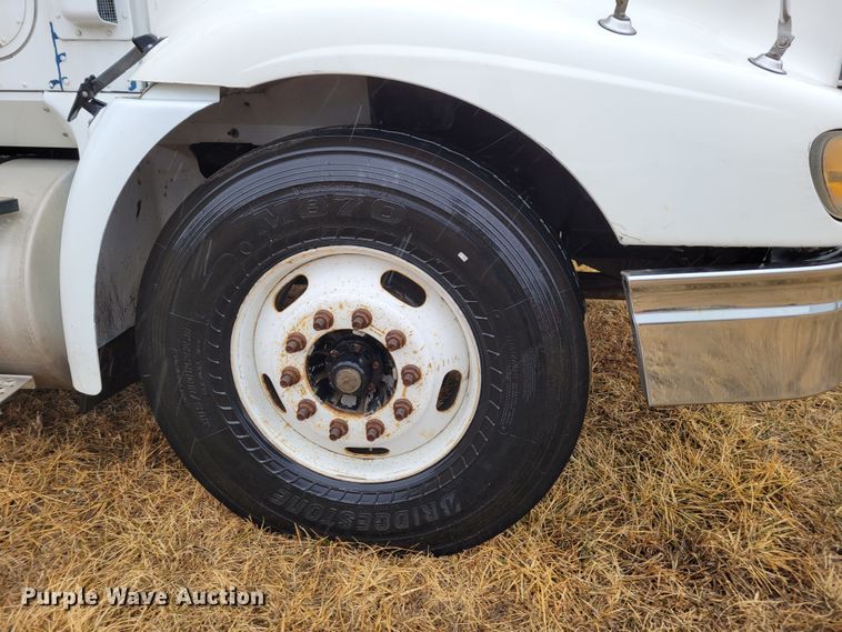 image for item DM8220 2007 International 9400i Eagle  truck cab and chassis