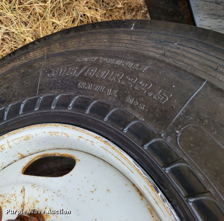 image for item DM8220 2007 International 9400i Eagle  truck cab and chassis