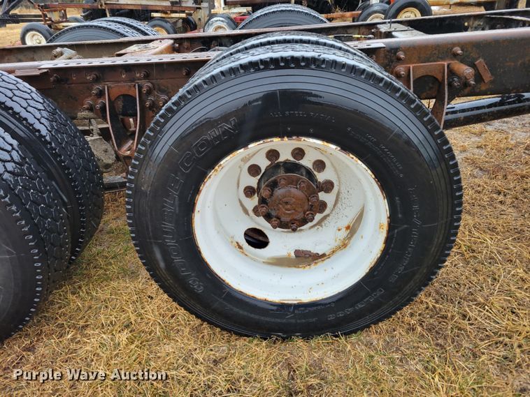 image for item DM8220 2007 International 9400i Eagle  truck cab and chassis