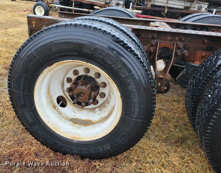 image for item DM8220 2007 International 9400i Eagle  truck cab and chassis