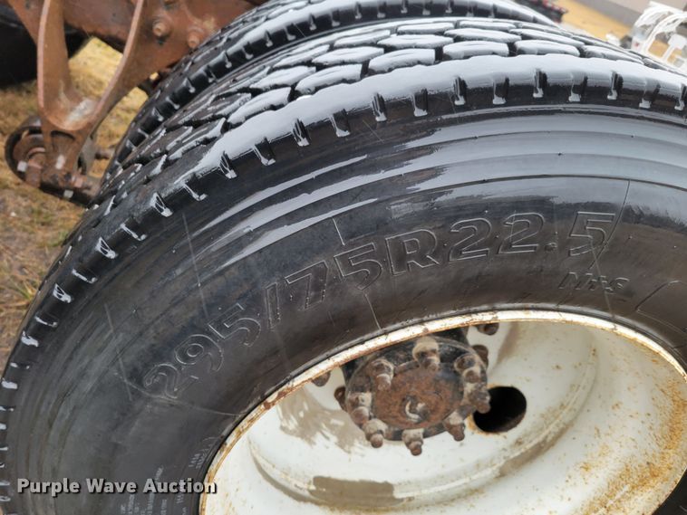 image for item DM8220 2007 International 9400i Eagle  truck cab and chassis