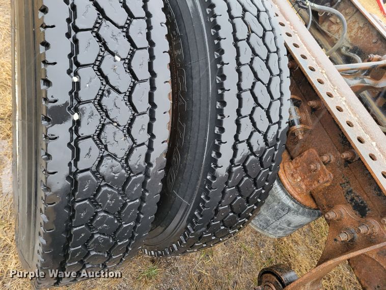 image for item DM8220 2007 International 9400i Eagle  truck cab and chassis