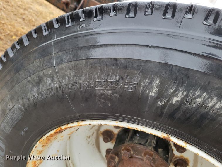 image for item DM8220 2007 International 9400i Eagle  truck cab and chassis