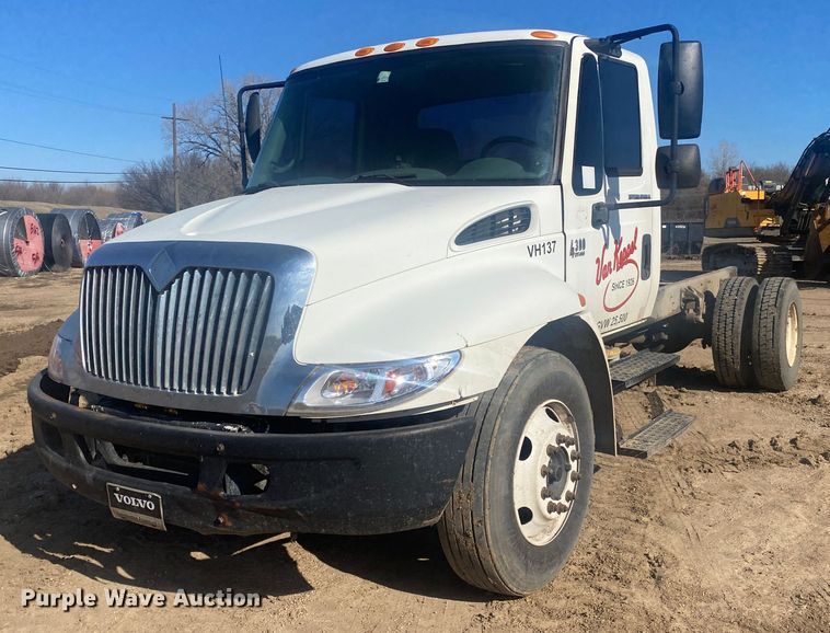 image for item DN8163 2004 International 4300  truck cab and chassis