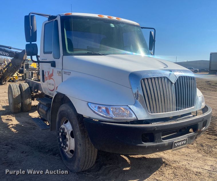 image for item DN8163 2004 International 4300  truck cab and chassis