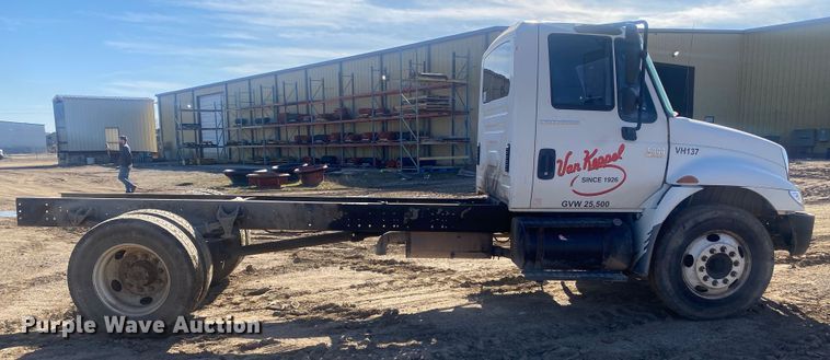 image for item DN8163 2004 International 4300  truck cab and chassis