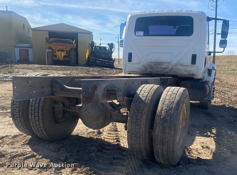 image for item DN8163 2004 International 4300  truck cab and chassis