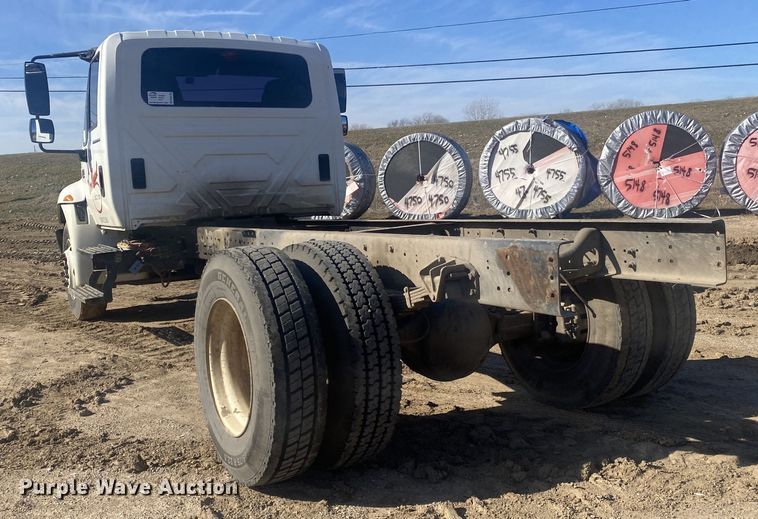 image for item DN8163 2004 International 4300  truck cab and chassis