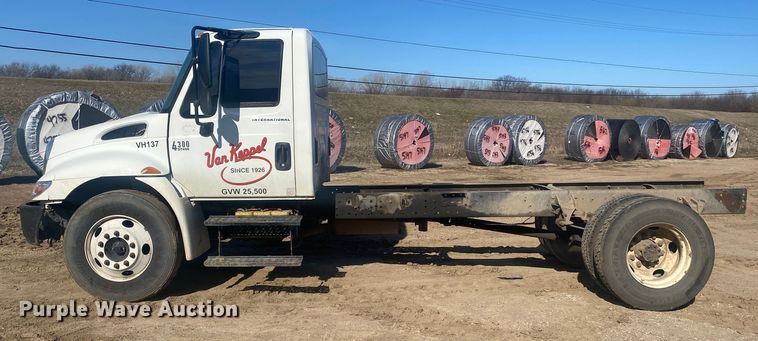 image for item DN8163 2004 International 4300  truck cab and chassis