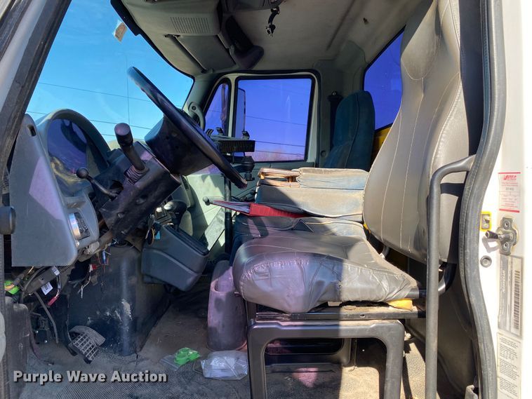 image for item DN8163 2004 International 4300  truck cab and chassis