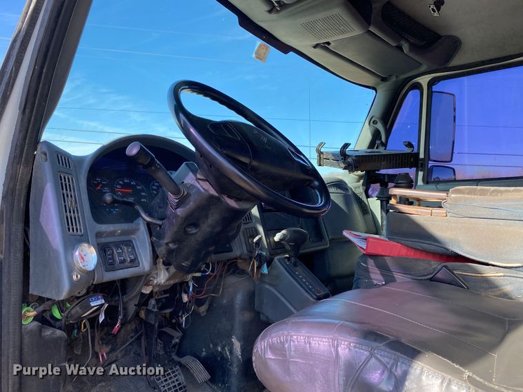 image for item DN8163 2004 International 4300  truck cab and chassis