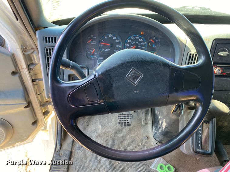 image for item DN8163 2004 International 4300  truck cab and chassis