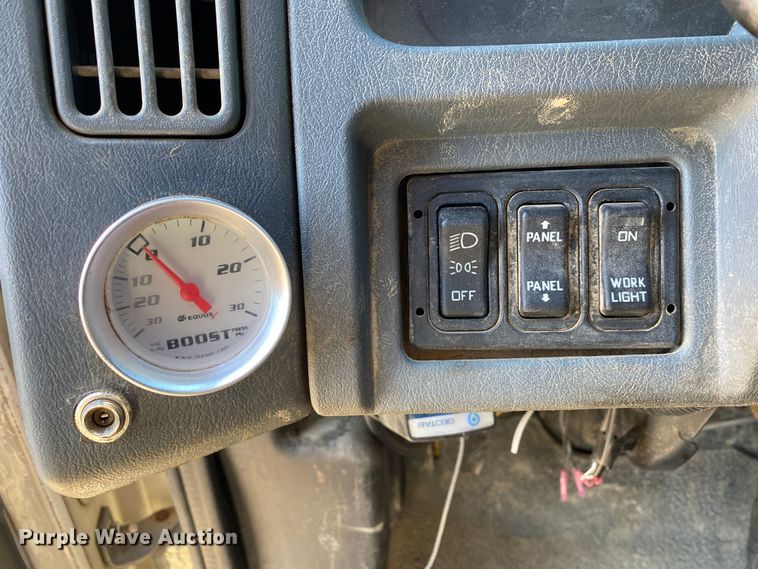 image for item DN8163 2004 International 4300  truck cab and chassis