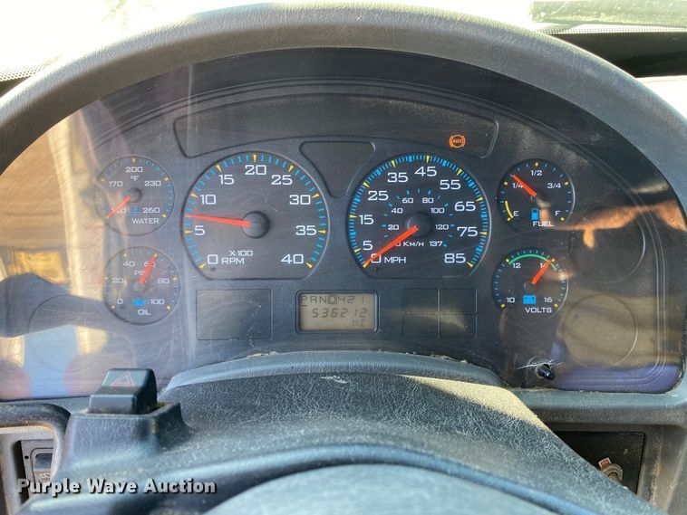 image for item DN8163 2004 International 4300  truck cab and chassis