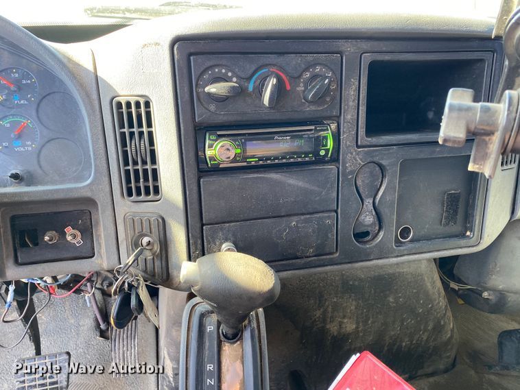 image for item DN8163 2004 International 4300  truck cab and chassis