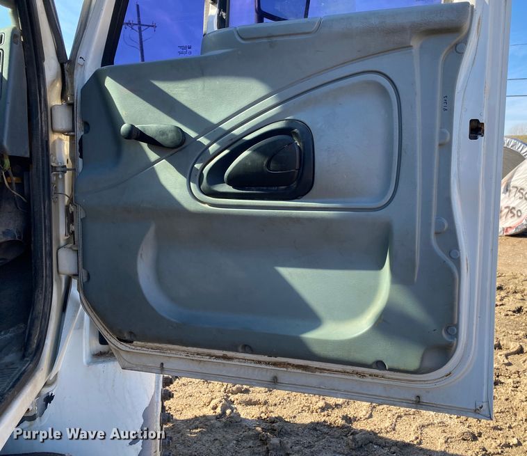 image for item DN8163 2004 International 4300  truck cab and chassis