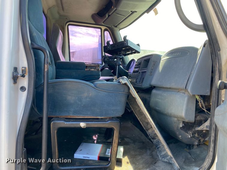 image for item DN8163 2004 International 4300  truck cab and chassis