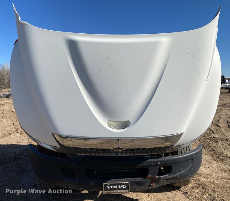 image for item DN8163 2004 International 4300  truck cab and chassis