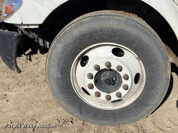 image for item DN8163 2004 International 4300  truck cab and chassis