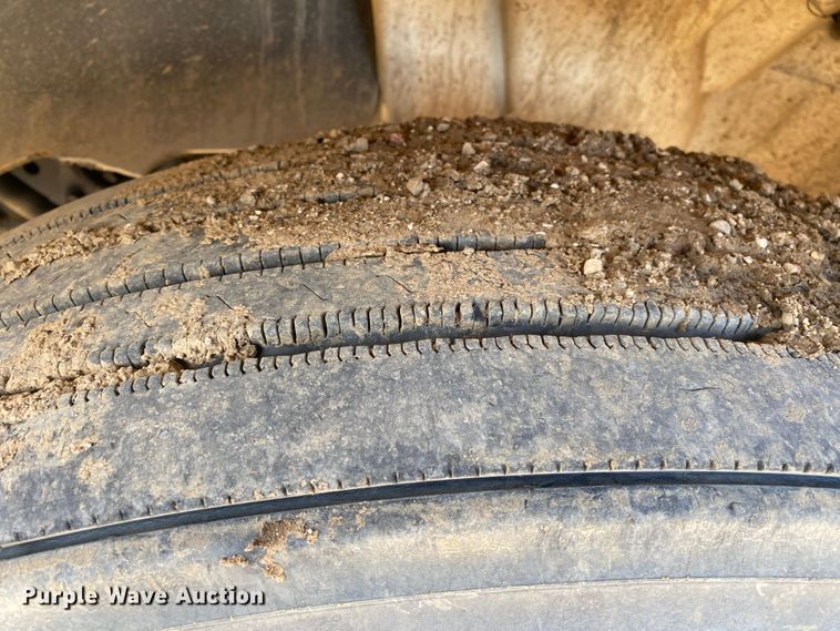 image for item DN8163 2004 International 4300  truck cab and chassis