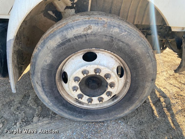 image for item DN8163 2004 International 4300  truck cab and chassis