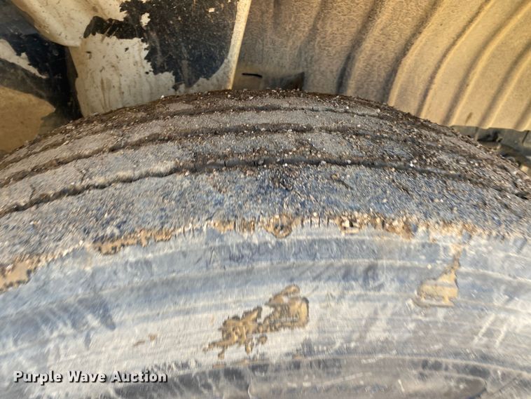 image for item DN8163 2004 International 4300  truck cab and chassis